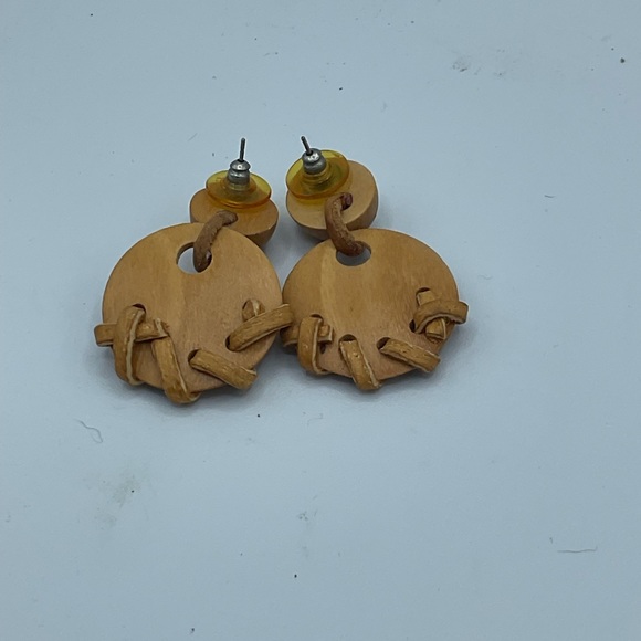 “HANDMADE” ROUND WOOD AND LEATHER ROPE DROP STYLR PIERCED EARRINGS. - Picture 3 of 9
